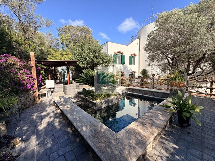 Casa con 5 locali in vendita in Via Francesco Calise Operaio Foriano, Forio