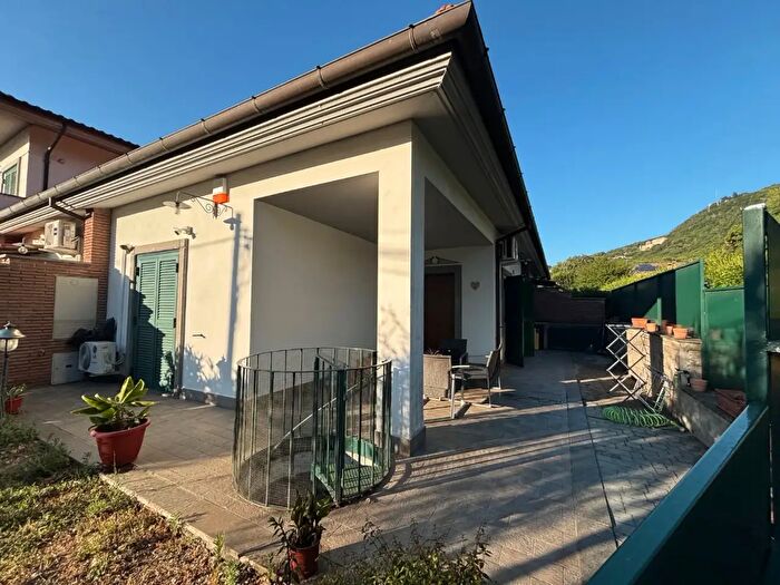 Appartamento trilocale in vendita in Via dei Laghi, Rocca Di Papa