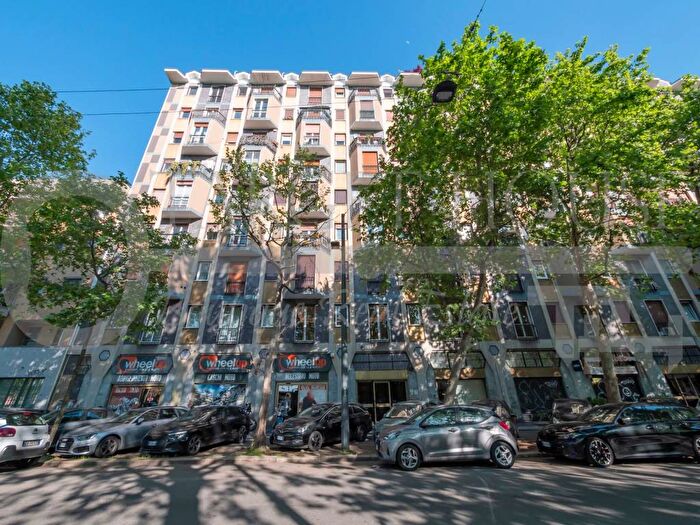 Appartamento trilocale in affitto in Via Valtellina, Farini, Milano