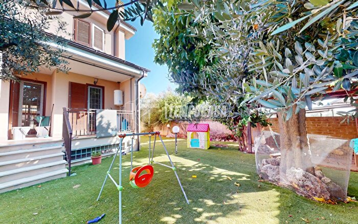 Casa con 6 locali in vendita in Via Vilnius, Ladispoli