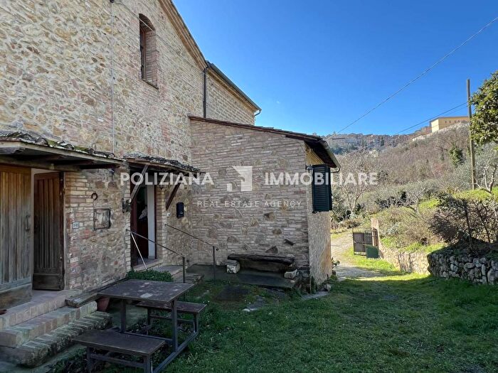 Casa con 10 locali in vendita in Montepulciano