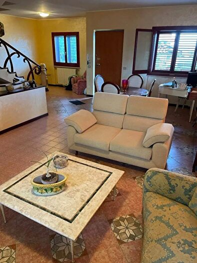 Casa con 7 locali in vendita in Viale Sandro Pertini, Vibo Valentia