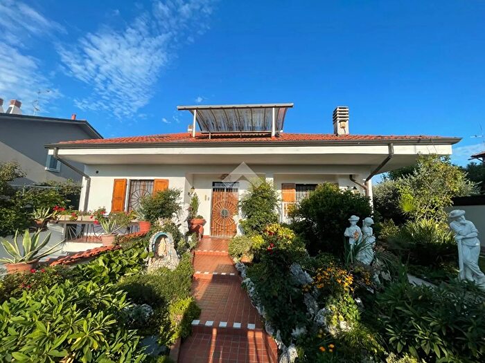 Casa con 6 locali in vendita in Via dei Frassini, Busnago