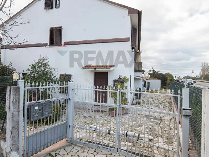 Casa con 10 locali in vendita in Via Flaminia, Falconara Marittima