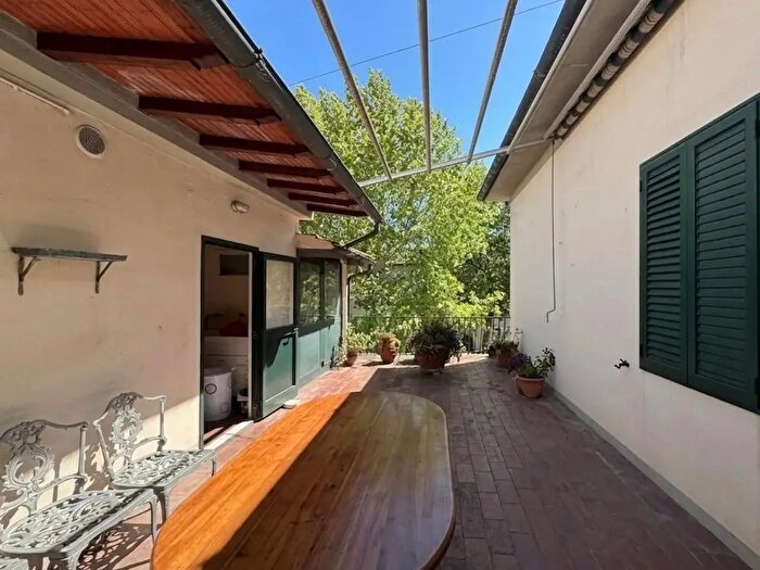 Casa con 9 locali in vendita in Pontedera