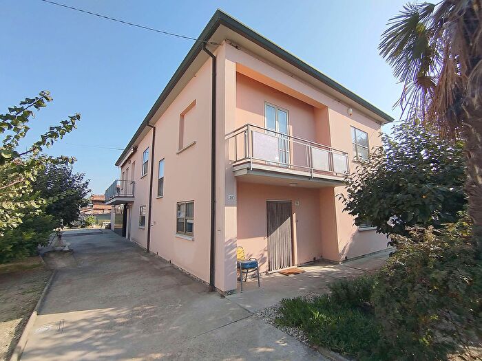 Casa con 12 locali in vendita in Massa Lombarda