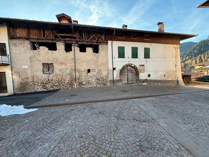 Casa con 18 locali in vendita in Rumo