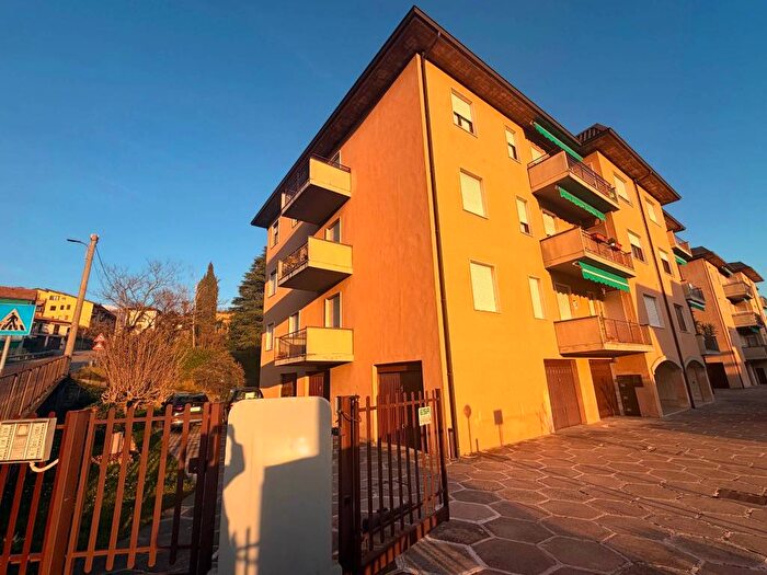 Appartamento trilocale in affitto in Via Adolfo Biffi, Caprino, Caprino Bergamasco