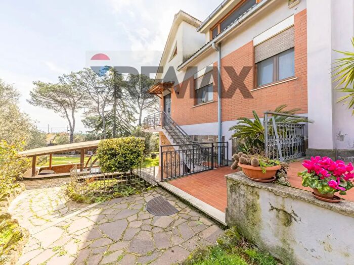 Appartamento con 6 locali in vendita in Via della Marcigliana, Roma