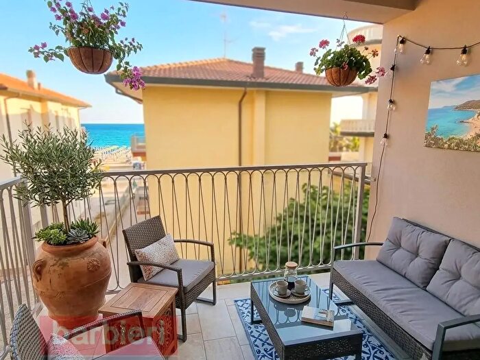 Appartamento quadrilocale in vendita in Lungomare Grazzia Deledda, Cervia