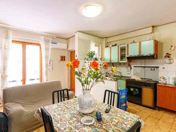 Appartamento trilocale in vendita in Via Litteri, Aci Castello