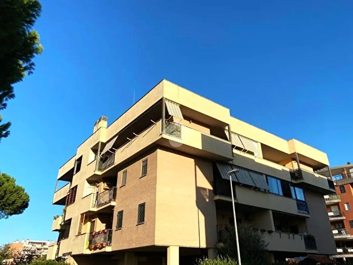 Appartamento quadrilocale in vendita in Via Luca Domenico Capozi, Roma