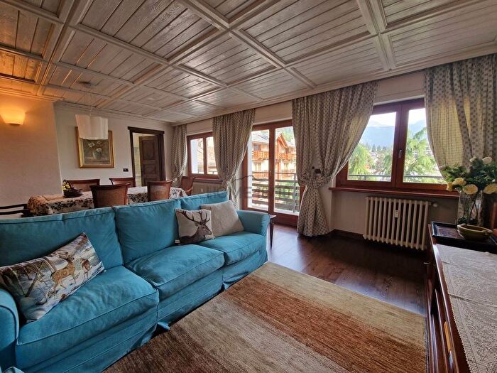 Appartamento trilocale in affitto in Via Circonvallazione, Centro, Courmayeur