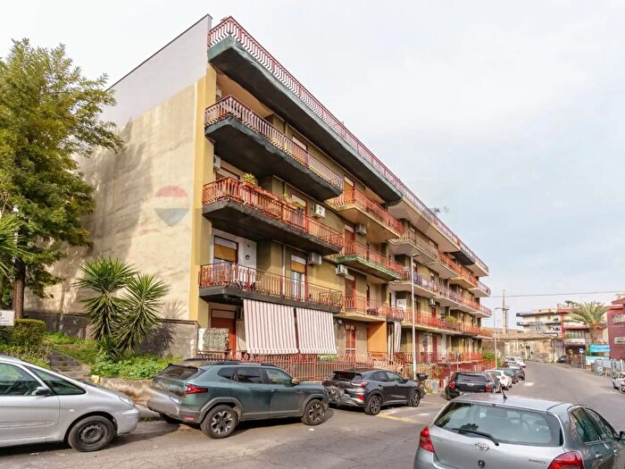 Appartamento con 6 locali in vendita in Via Petralia, Aci Catena
