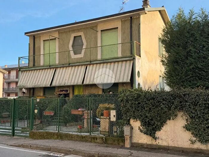 Casa quadrilocale in vendita in Viale Piave, Pessano Con Bornago