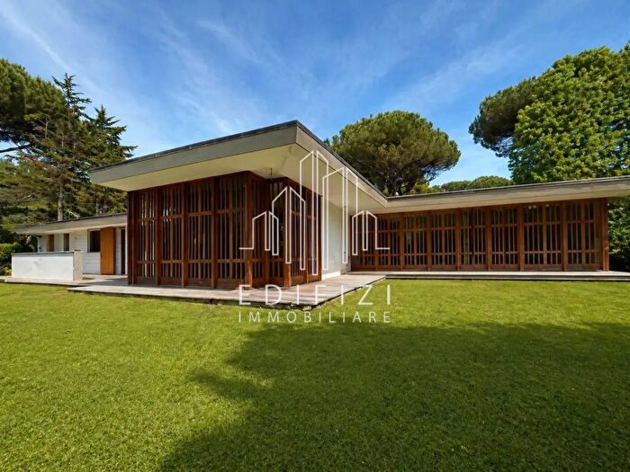 Casa con 10 locali in vendita in Massa