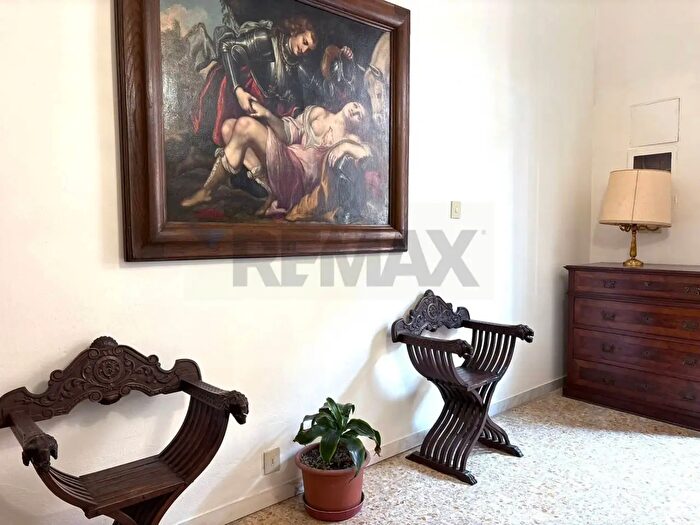 Appartamento con 8 locali in vendita in Via Cesare Battisti, Lucca