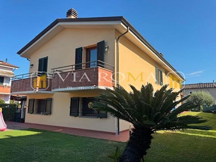 Casa con 7 locali in vendita in Lucca