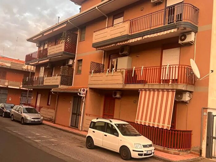 Appartamento trilocale in vendita in Circonvallazione Russo Basile, Aci Catena