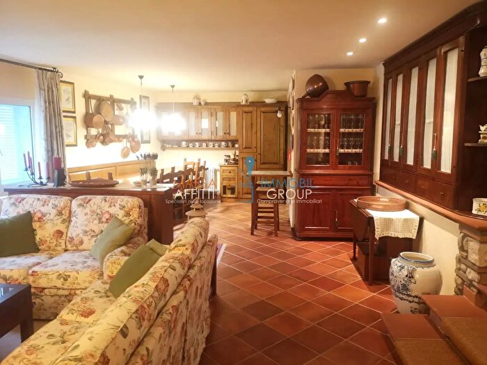 Appartamento con 6 locali in affitto in Via Foce, Massa