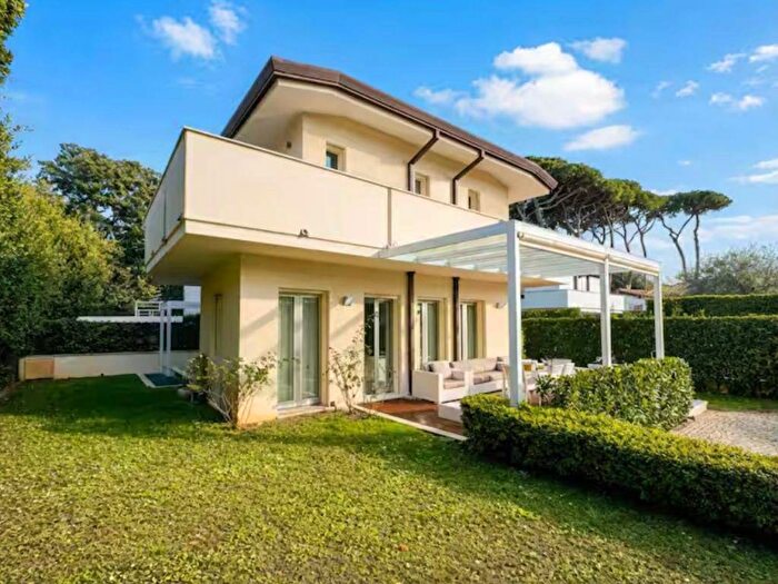 Casa con 6 locali in affitto in Viale Ammiraglio Morin, Roma Imperiale, Forte dei Marmi