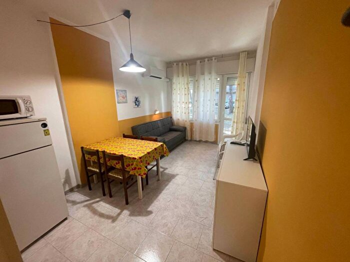 Appartamento trilocale in affitto in Viale dei Pini, Lido degli Estensi, Comacchio