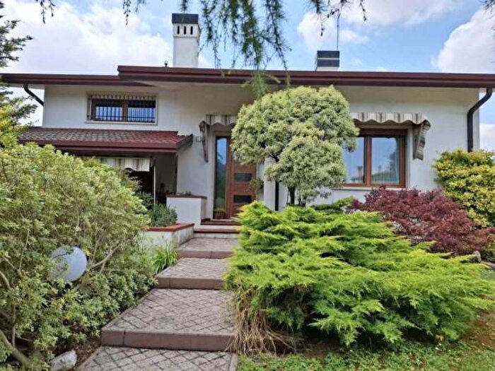 Casa con 6 locali in vendita in Via Chiesa, Dolo