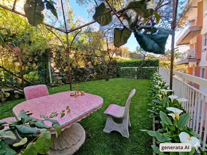 Appartamento con 8 locali in vendita in Via Alessandro Varaldo, Genova