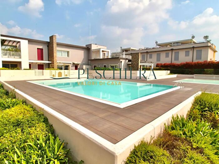 Appartamento trilocale in vendita in Via Achille Ambrosi, Peschiera Del Garda