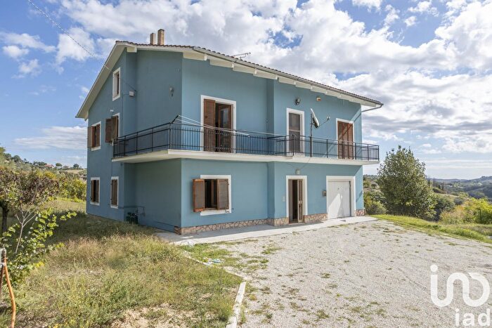 Casa con 10 locali in vendita in Strada Contrada Furiasse, Macerata