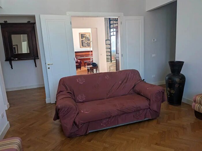 Appartamento con 8 locali in affitto in Firenze