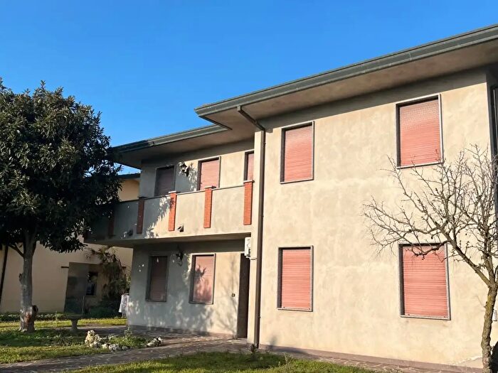 Casa con 6 locali in vendita in Villa Estense