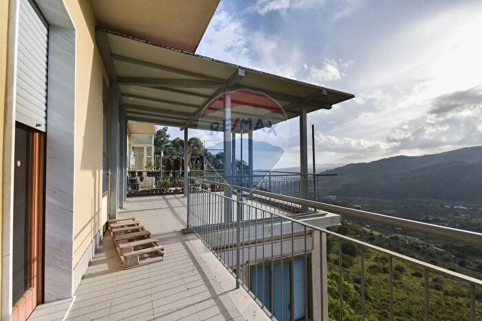 Appartamento quadrilocale in vendita in Viale Catania, Bronte