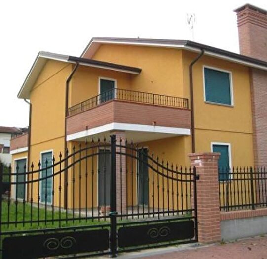 Casa con 5 locali in vendita in Taglio Di Po