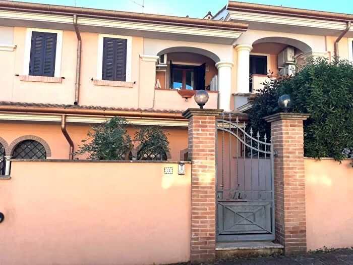 Casa quadrilocale in vendita in Via Verona, Pomezia
