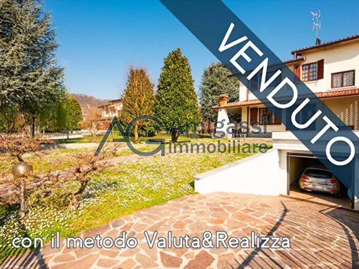 Casa con 6 locali in vendita in Via Rivi, Zandobbio