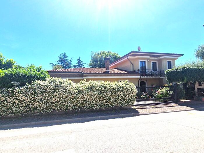 Casa con 6 locali in affitto in Via R Selvaggi, Centro, Forino