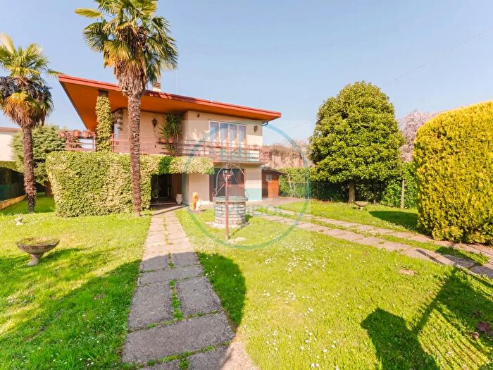 Casa con 8 locali in vendita in Via Dante Alighieri, Salzano