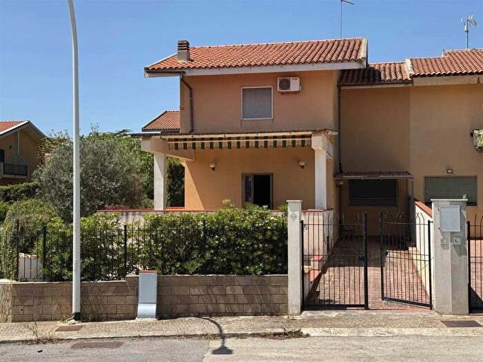 Casa con 8 locali in vendita in Avola