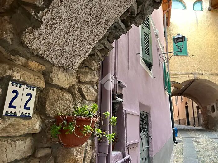 Appartamento trilocale in vendita in Via Nino Bixio, Castellaro