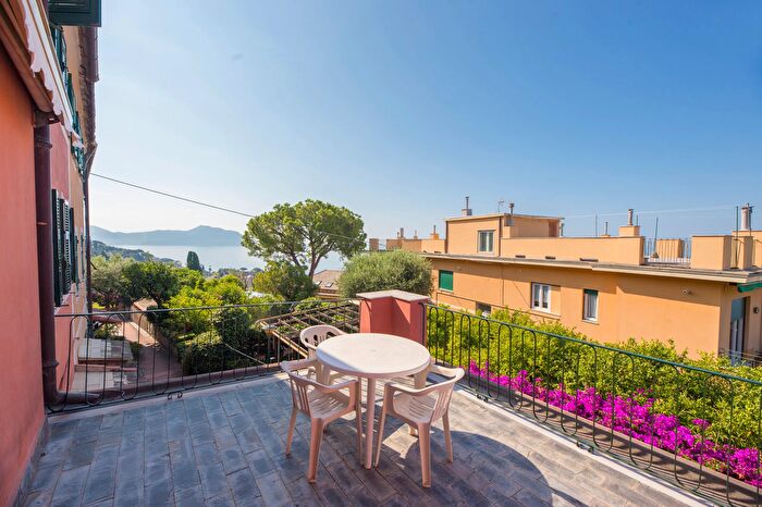 Casa con 10 locali in vendita in Via Erze, Genova