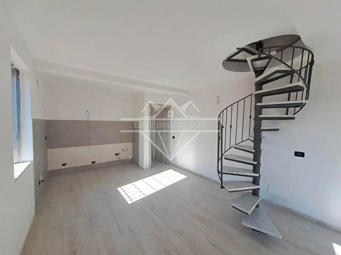 Casa quadrilocale in vendita in Luni