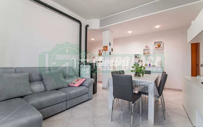 Appartamento trilocale in vendita in Origgio