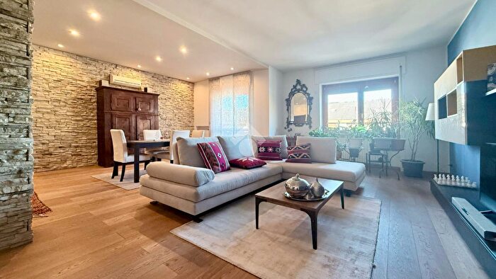 Appartamento con 6 locali in vendita in Via Pietro Canonica, Torino