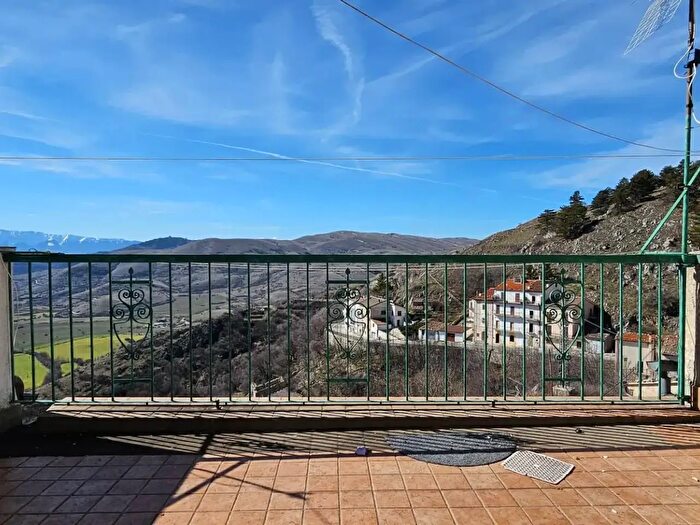 Casa trilocale in vendita in Via del Colle, Castel Del Monte