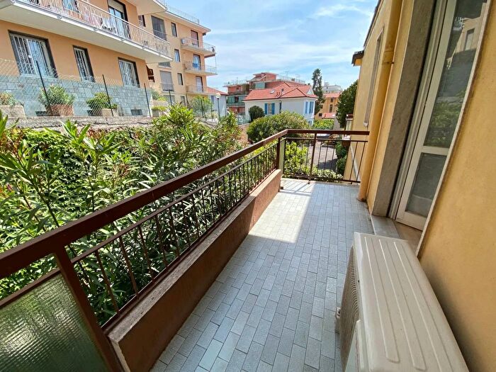 Appartamento trilocale in vendita in Taggia