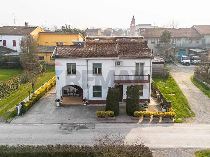 Casa con 8 locali in vendita in Frazione Frescarolo, Busseto