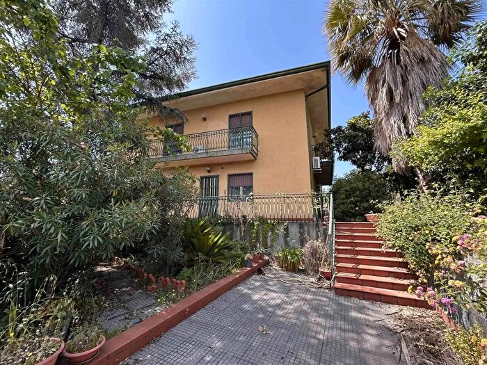 Casa con 11 locali in vendita in Catania
