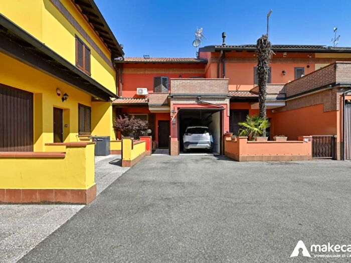 Casa quadrilocale in vendita in Via Monterosa, Mulazzano