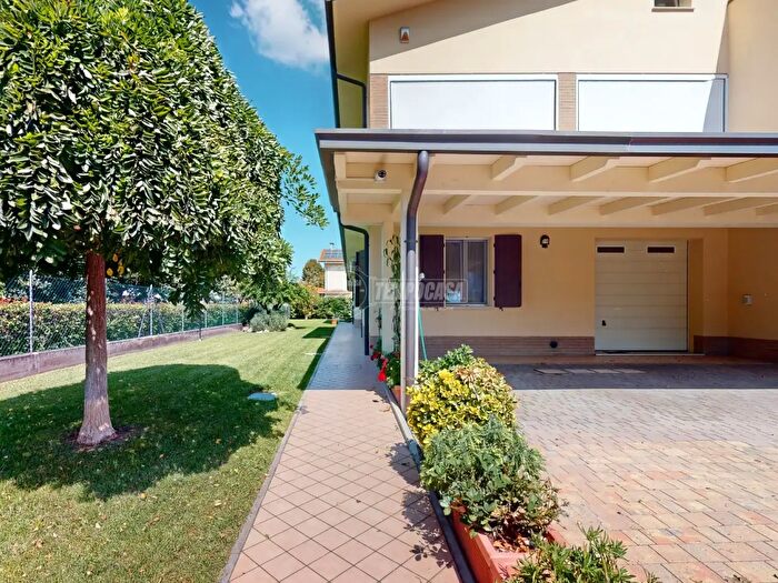 Appartamento con 5 locali in vendita in Via Gustavo Bianchi Renazzo, Cento